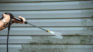 Handyman in Fort Lauderdale pressure washing services. 